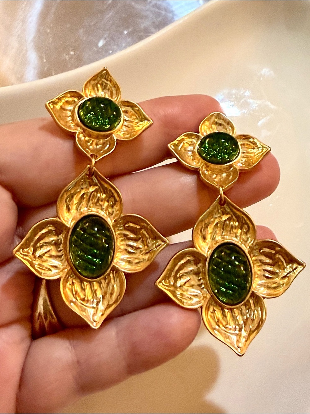 KJL GOLD FLORAL DANGLE DROP EARRINGS/ GREEN GLASS CABOCHON- CLIP ON - Picture 13 of 14